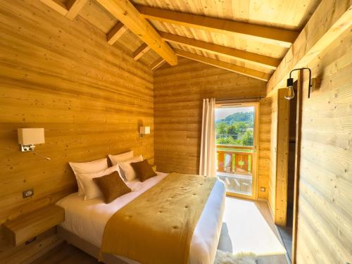 Postel nebo postele na pokoji v ubytování Chalet L'Oseraie, location touristique SPA 4 étoiles au cœur des Vosges