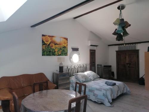 un salon avec un lit et une table dans l'établissement Villa chaleureuse avec piscine 12 voyageurs, à Saint-Alexandre