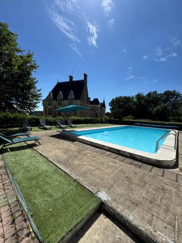 une piscine devant une maison dans l'établissement Château de Rys, à Bossay-sur-Claise