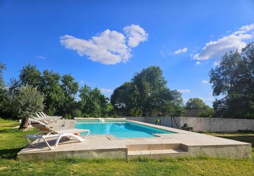 - une piscine avec un fauteuil et un avisorvisor dans l'établissement Gîte il était une fois, à Larocal