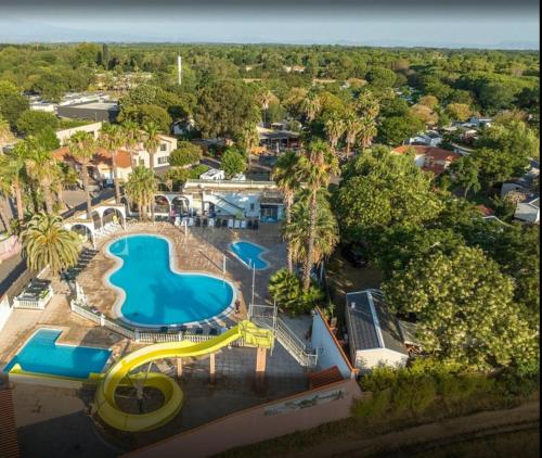 une vue aérienne d'une piscine dans un complexe hôtelier dans l'établissement Mobil-home de Laura et Angélique au camping ''Le Neptune'' jusqu'à 4 personnes, à Argelès-sur-Mer
