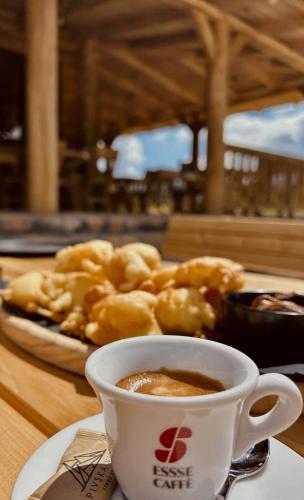 una tazza di caffè seduta accanto a un piatto di cibo di Etno selo Pivska Vila a Nedajno