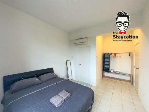 Un dormitorio con una cama y un cartel en la pared. en Staycation Homestay 54 Skyvilla Condo near MJC, en Kuching