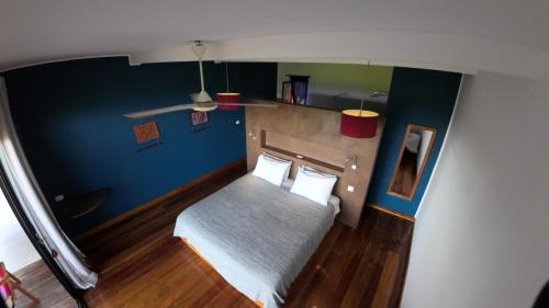 a small bedroom with a bed and a blue wall at Villa F&B in Bocas del Toro