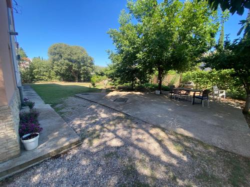 a yard with a picnic table and a tree at Apartment Karizma Mostar in Rodoč