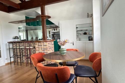 une cuisine et une salle à manger avec une table et des chaises dans l'établissement Charming T2 with harbor view, au Pouliguen