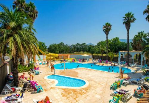 une image d'une piscine dans un complexe dans l'établissement Mobil-home de Laura et Angélique au camping ''Le Neptune'' jusqu'à 6 personnes, à Argelès-sur-Mer