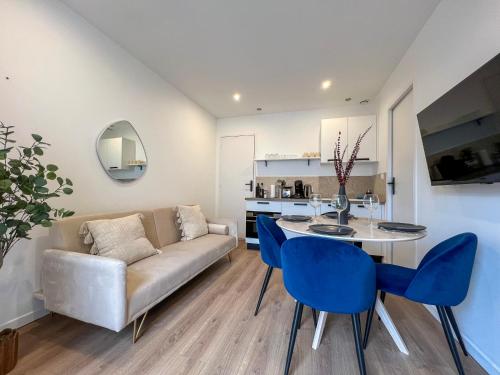 un salon avec un canapé, une table et des chaises dans l'établissement Cèzanne Casa Maja - parking privé - terrasse, à Saint-Étienne