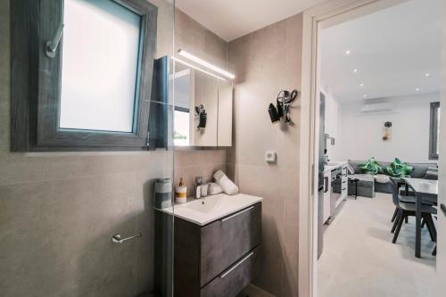 La salle de bains est pourvue d'un lavabo, d'une fenêtre et d'une table. dans l'établissement Koskinou Escape Villa, à Koskinou