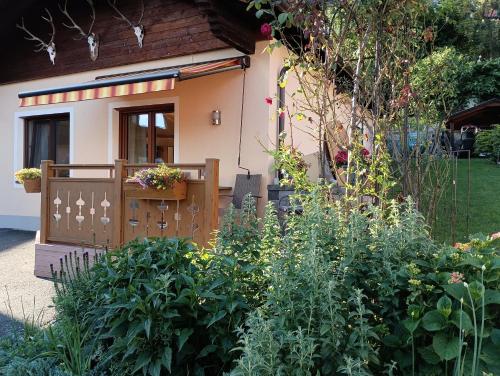 a garden in front of a house with plants at Ferienwohnung Marlies in Lendorf