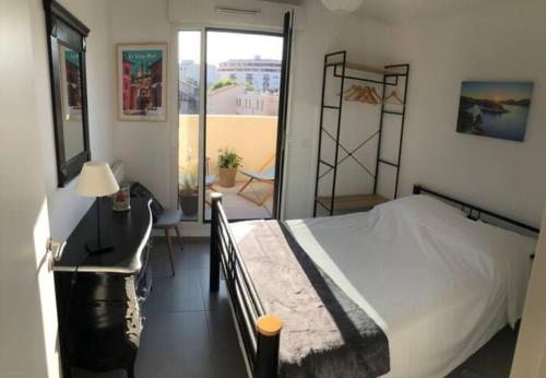 une chambre avec un lit, un bureau et une fenêtre dans l'établissement Soho So Chic Apartment with terraces, à Marseille