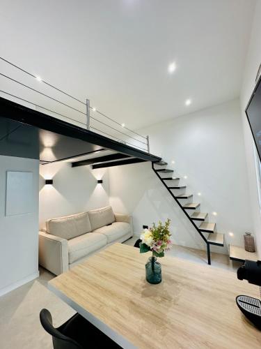 un salon avec un canapé et une table dans l'établissement Superbe appartement rénové plein centre proche mer, à Nice