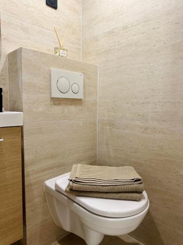 une salle de bain avec des toilettes blanches et un lavabo dans l'établissement Superbe appartement rénové plein centre proche mer, à Nice