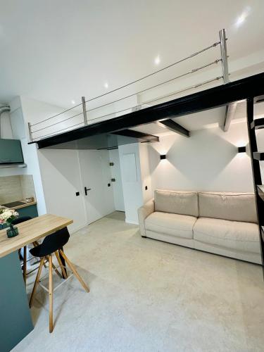 - un salon avec un canapé et une mezzanine dans l'établissement Superbe appartement rénové plein centre proche mer, à Nice