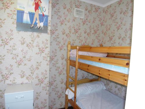 - une petite chambre avec des lits superposés dans l'établissement Appartement vue mer, à Saint-Jean-de-Monts