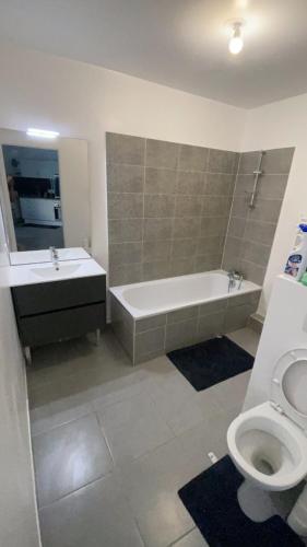 une salle de bain avec une baignoire, des toilettes et un lavabo dans l'établissement Ana, à Champigny-sur-Marne