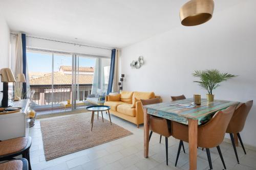 un salon avec une table et un canapé dans l'établissement AS23993 - P2 Centre ville - parking privé et wifi, au Grau-du-Roi