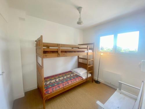 une chambre avec deux lits superposés et une fenêtre dans l'établissement CARAVELLE - Vue mer, St Colomban - T16, à Carnac