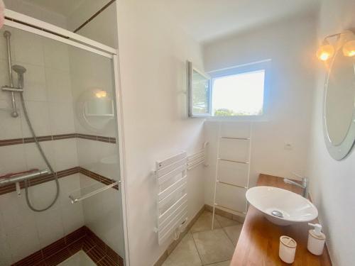 une salle de bain avec une douche, des toilettes et un lavabo dans l'établissement CARAVELLE - Vue mer, St Colomban - T16, à Carnac