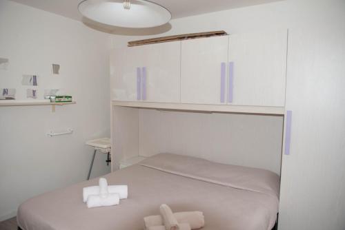 a room with a bed with two white towels on it at Casa Elia in Venice