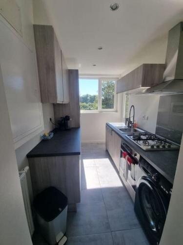 une cuisine avec un évier et une cuisinière four supérieur dans l'établissement T3 Anglet centre, à Anglet