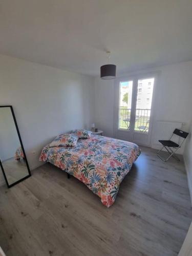 - une chambre avec un lit et un miroir à l'étage dans l'établissement T3 Anglet centre, à Anglet