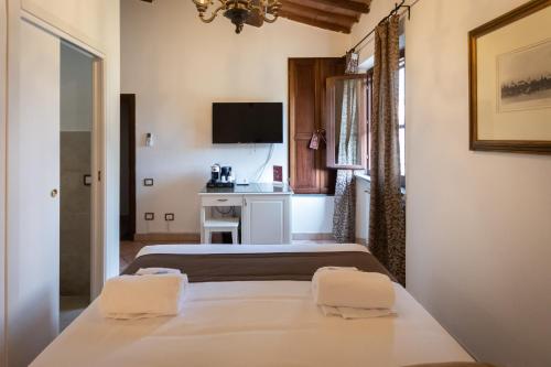 Letto o letti in una camera di Regina Rooms Pisa