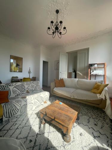 un salon avec un canapé et une table basse dans l'établissement La maison du Dragon, à Draguignan