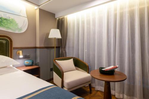 Postel nebo postele na pokoji v ubytování Nost algia S Hotel Beijing Guomao CBD 时光漫步S酒店 北京大望路地铁站店 Free fresh ground coffee,Free laundry service