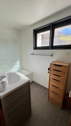 une salle de bain avec un lavabo et deux fenêtres dans l'établissement LA CLUSAZ avec TERRASSE, à La Clusaz