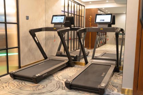 Fitness centrum a/nebo fitness zařízení v ubytování Nost algia S Hotel Beijing Guomao CBD 时光漫步S酒店 北京大望路地铁站店 Free fresh ground coffee,Free laundry service