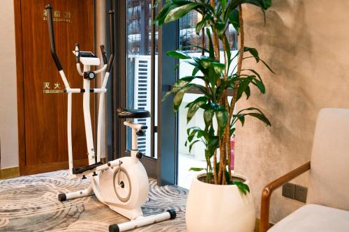 Fitness centrum a/nebo fitness zařízení v ubytování Nost algia S Hotel Beijing Guomao CBD 时光漫步S酒店 北京大望路地铁站店 Free fresh ground coffee,Free laundry service
