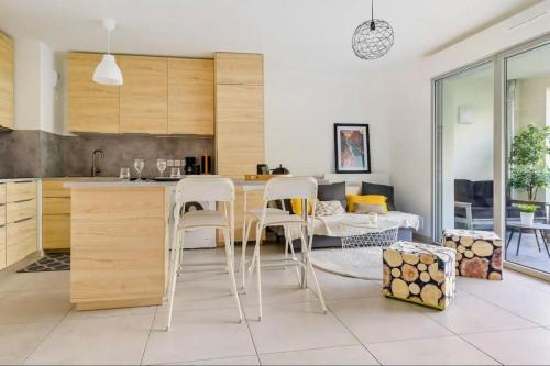 une cuisine avec une table et des chaises dans une cuisine dans l'établissement Le Serenity T2, à Aix-en-Provence
