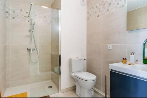 une salle de bain avec une douche, des toilettes et un lavabo dans l'établissement Le Serenity T2, à Aix-en-Provence