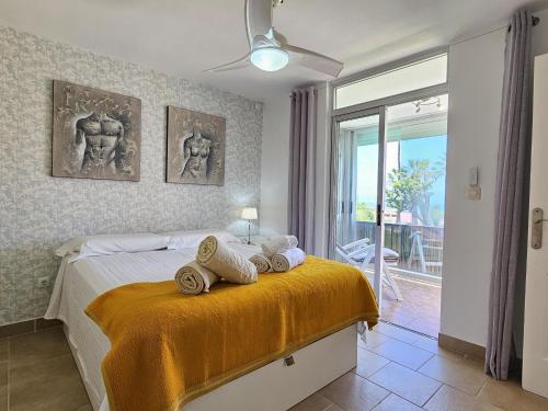 ein Schlafzimmer mit einem Bett mit Handtüchern darauf in der Unterkunft Miraverde Heated Pool in Adeje