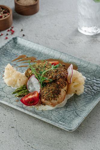 un piatto di cibo con carne e verdure sopra di AYKUN Hotel a Almaty