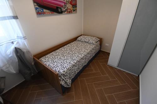 a small bedroom with a bed in a room at Dream House in Piazza Armerina