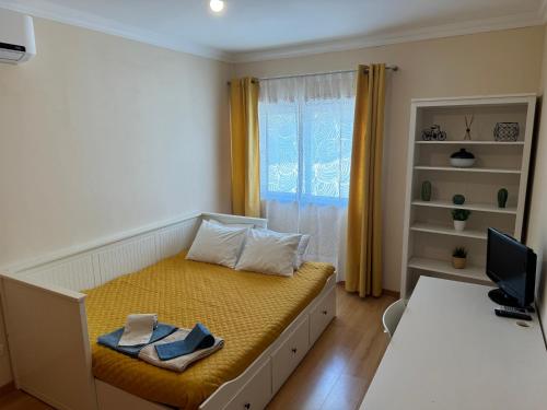 a small bedroom with a bed and a window at Montenegro Dreams in Faro