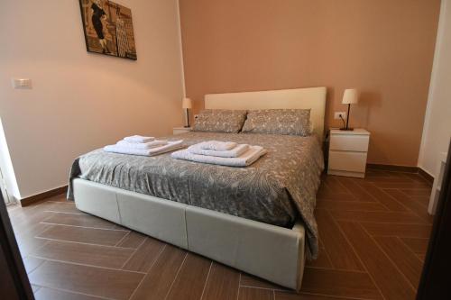a bedroom with a bed with two towels on it at Dream House in Piazza Armerina