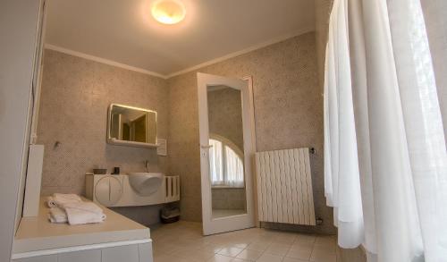 a bathroom with a sink and a mirror at Ai Giardini di San Vitale in Ravenna