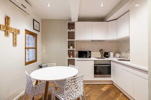 une cuisine et une salle à manger avec une table et des chaises dans l'établissement Sublime studio rénové - Cannes Meynadier, à Cannes