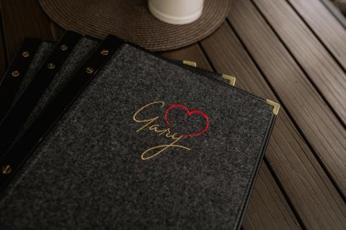 a black plaque with a heart on it on a table at Landhotel Gary in Wolframs-Eschenbach