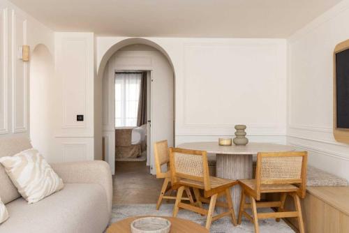 un salon avec une table et des chaises dans l'établissement Chic apartment with AC - 3BR-6P - Palais Garnier, à Paris