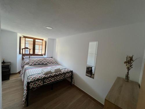 ein kleines Schlafzimmer mit einem Bett und einem Tisch in der Unterkunft MartinVidal 1 in Luarca