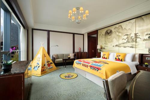 Ένα ή περισσότερα κρεβάτια σε δωμάτιο στο Shangri-La Guilin
