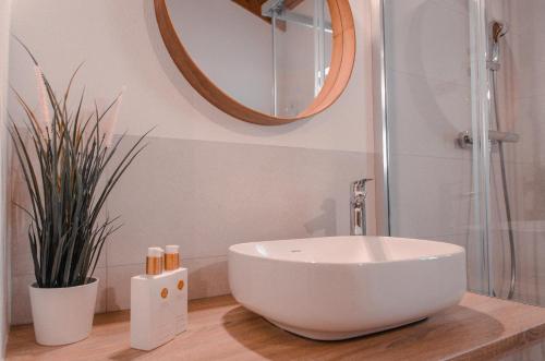 Un baño con un lavabo blanco y un espejo. en Slow House Green Villa, en São Brás de Alportel