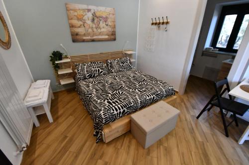 a small room with a bed and a table at Dream House in Piazza Armerina