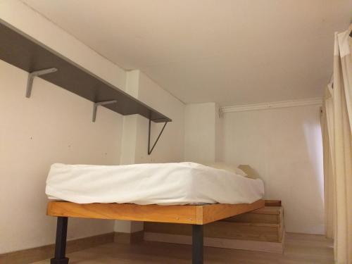 Cette chambre dispose d'un lit sur une plateforme en bois. dans l'établissement le drop point des rencontres photos, à Arles