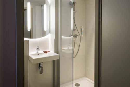 Koupelna v ubytování Ibis Budget Lyon Est Saint Quentin Fallavier