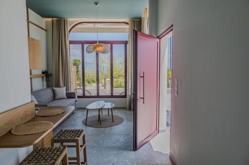 Χώρος καθιστικού στο Sunny Nest with a sea view by Salt Apartments
